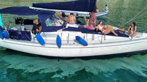 Escursionisti a bordo di una barca a vela nel Glfo di Cagliari