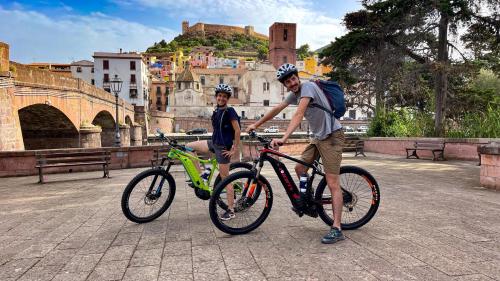 ragazzi che esplorano Bosa in bici elettrica