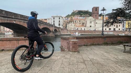 Ein Mann erkundet Bosa mit dem E-Bike