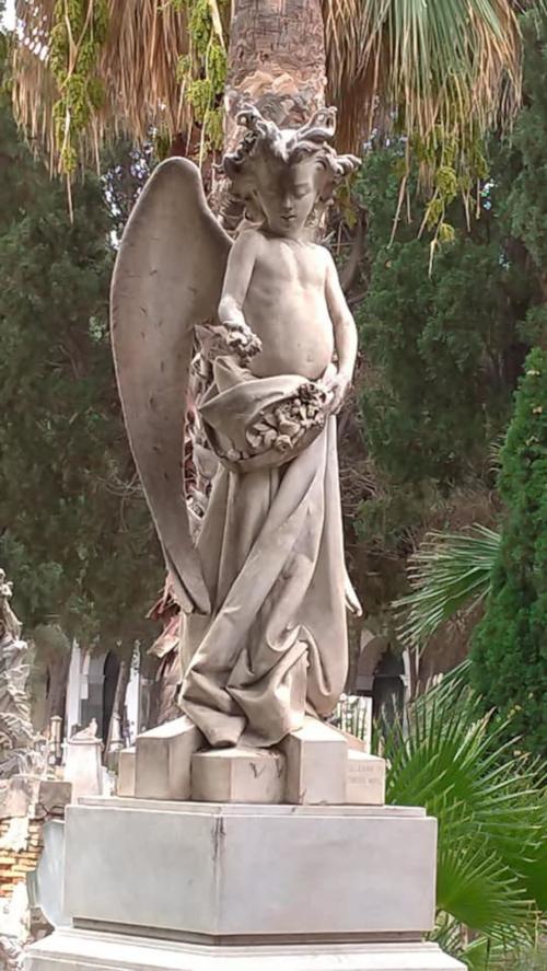 <p>Statue auf dem Friedhof von Bonaria</p><p><br></p>