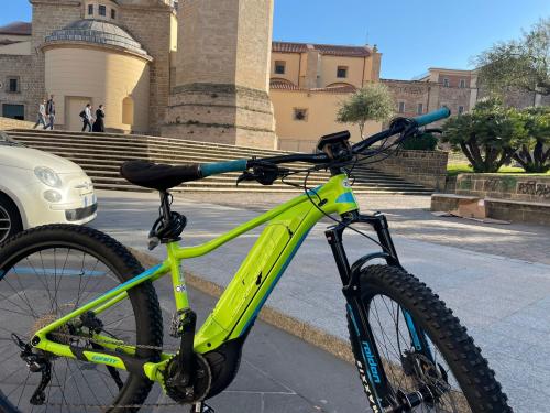 E-bike in una piazza di Oristano