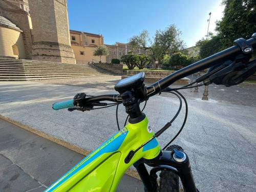 Manubrio e-bike nel centro ad Oristano