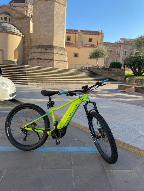 E-bike parcheggiata in centro ad Oristano