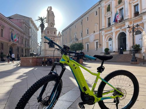 E-bike parcheggiata sotto la statua di Eleonora d'Arborea ad Oristano