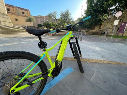 E-bike parcheggiata ad Oristano