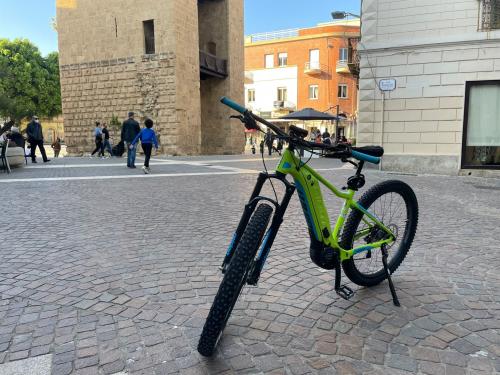 E-bike nelle vie ciottolate di Oristano