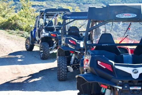 quad polaris su una strada sterrata