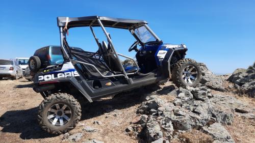 quad polaris tra le rocce