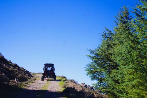 quad in una strada di montagna nel Gennargentu