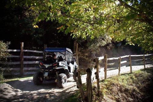 quad in una strada di montagna  nel Gennargentu