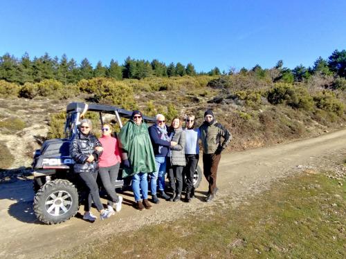 excursionistas con quads Polaris en una carretera de montaña