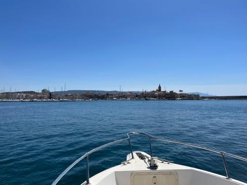 Stadt Alghero vom Boot aus während der Tour
