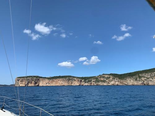 Blick auf Capocaccia von einem Motorboot aus während eines Ausflugs