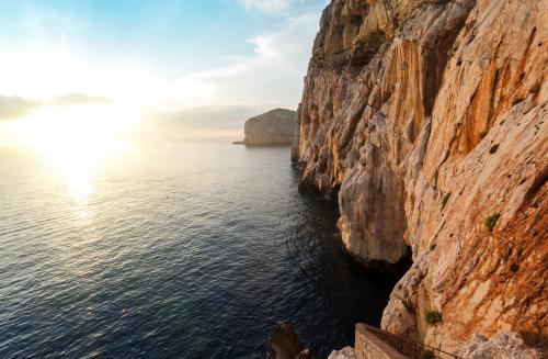 Die Klippen von Capocaccia bei Sonnenuntergang