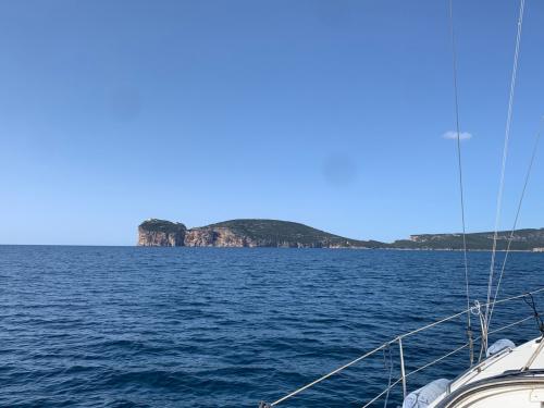 Blick auf Capocaccia von einem Motorboot aus während der Tour
