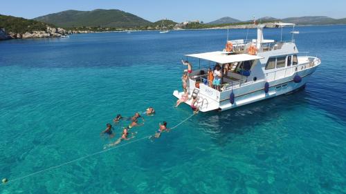 <p>Tagesausflug im blauen Meer des Golfs von Alghero</p>