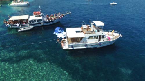 <p>Motorboat during daily tour in the Gulf of Alghero with snorkeling and lunch on board</p>