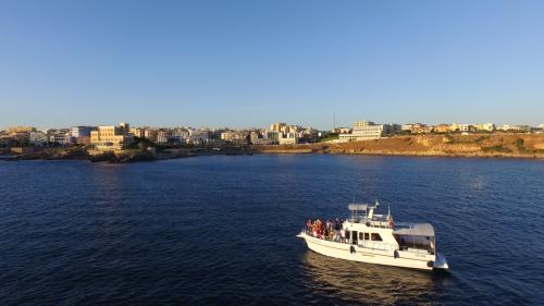 <p>Boot im Golf von Alghero während der täglichen Tour</p>