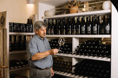 Esposizione di vini e sommelier in una locanda in Gallura durante tour enogastronomico gudiato