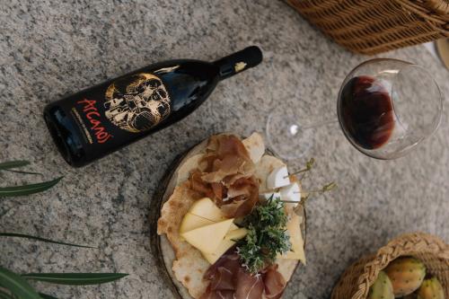 Degustazione di vino rosso con prodotti tipici sardi a Olbia