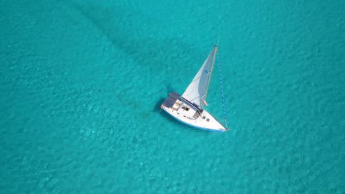 Foto drone barca a vela nel Golfo dell'Asinara