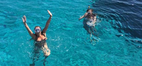 Ragazze fanno il bagno durante tour in barca all'Asinara
