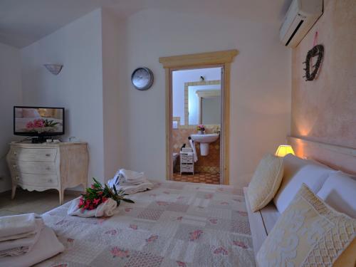 <p>Bedroom with bathroom in a farm in Olbia</p>