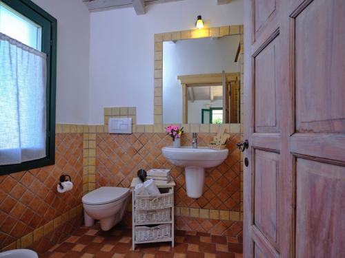 <p>Cuarto de baño de una instalación de alojamiento en una granja en Gallura</p>