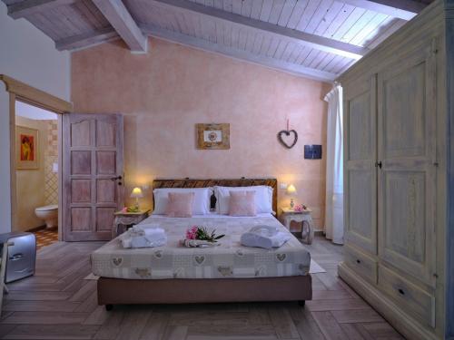 <p>Large and spacious bedroom in a farm in Olbia</p>