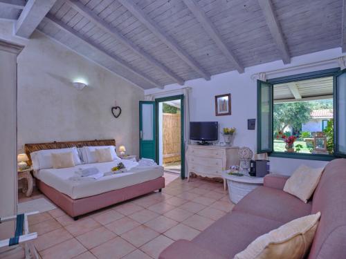 <p>Bedroom with bathroom in a farm in Olbia</p>