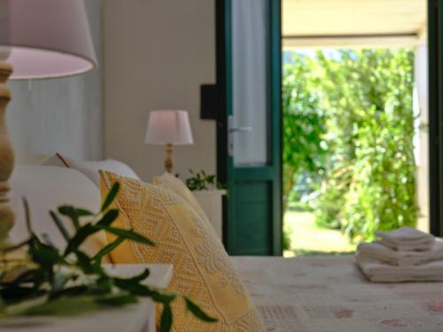 <p>Bedroom overlooking the garden in a farm in Olbia</p>