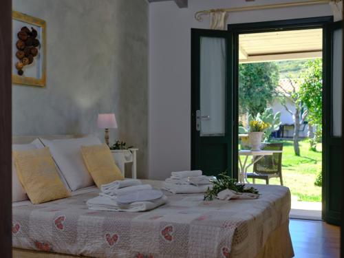 <p>Bedroom overlooking the garden in a farm in Olbia</p>