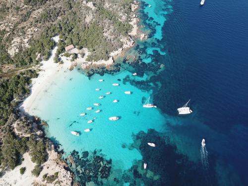 Archipel de La Maddalena, bateaux et mer cristalline pour faire du snorkeling