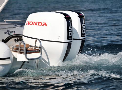 <p>Motor of a dinghy in the Archipelago of La Maddalena</p>