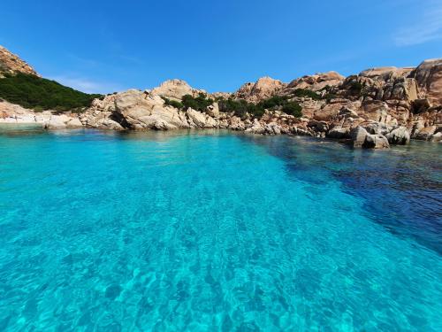 <p>Mer turquoise de l’archipel de La Maddalena où nager et faire de la plongée en apnée</p>