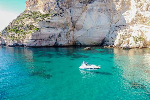 <p>Motorboot und kristallklares Meer während der Tour in Cagliari</p>
