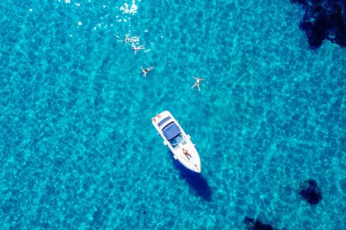 <p>Motorboot und kristallklares Meer während der Tour in Cagliari</p>