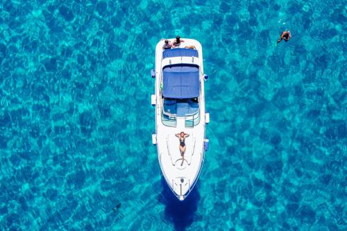 <p>Passagiere an Bord eines Motorboots zwischen dem türkisfarbenen Wasser des Golfs von Cagliari</p>