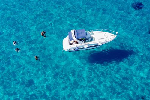 <p>Passagiere an Bord eines Motorboots zwischen dem türkisfarbenen Wasser des Golfs von Cagliari</p>