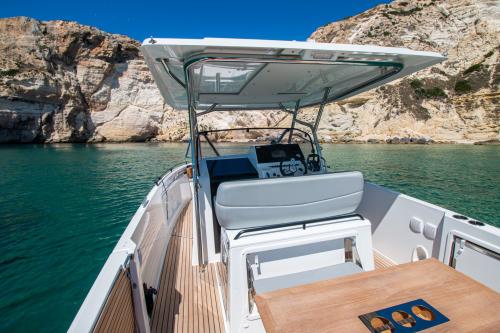 Motorboot im blauen Wasser von Cagliari