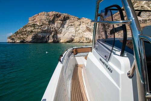 Motorboot im blauen Wasser von Cagliari