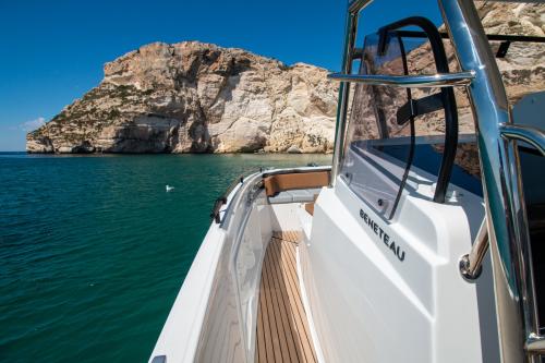 Lancha en las aguas azules de Cagliari