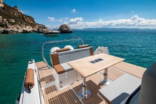 Tisch mit Sitzgelegenheiten in einem Motorboot in Cagliari
