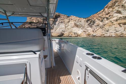 Motorboot im blauen Wasser von Cagliari