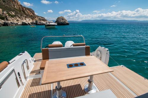 Tisch mit Sitzgelegenheiten in einem Motorboot in Cagliari