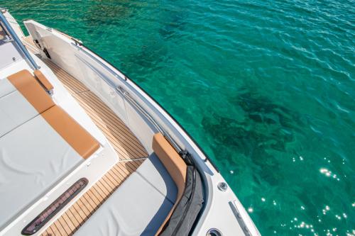 Bateau à moteur dans les eaux bleues de Cagliari