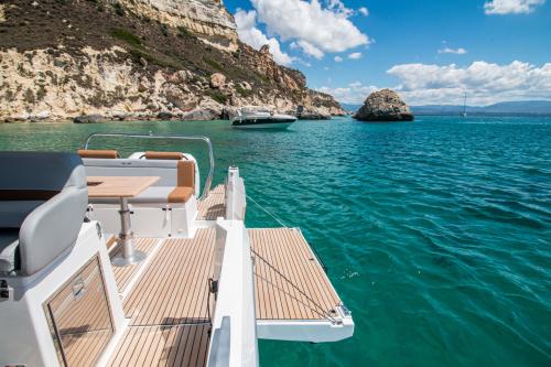 Motorboot im blauen Wasser von Cagliari