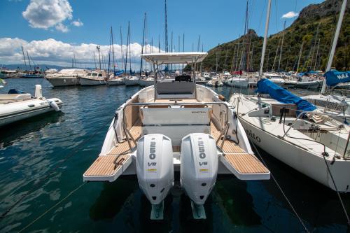 Bateau à moteur amarré au port