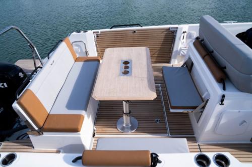 Tisch mit Sitzgelegenheiten in einem Motorboot in Cagliari