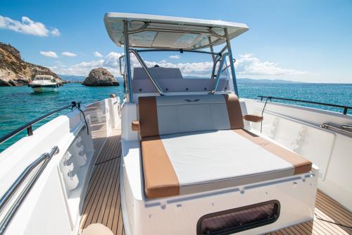 Motorboot im blauen Wasser von Cagliari